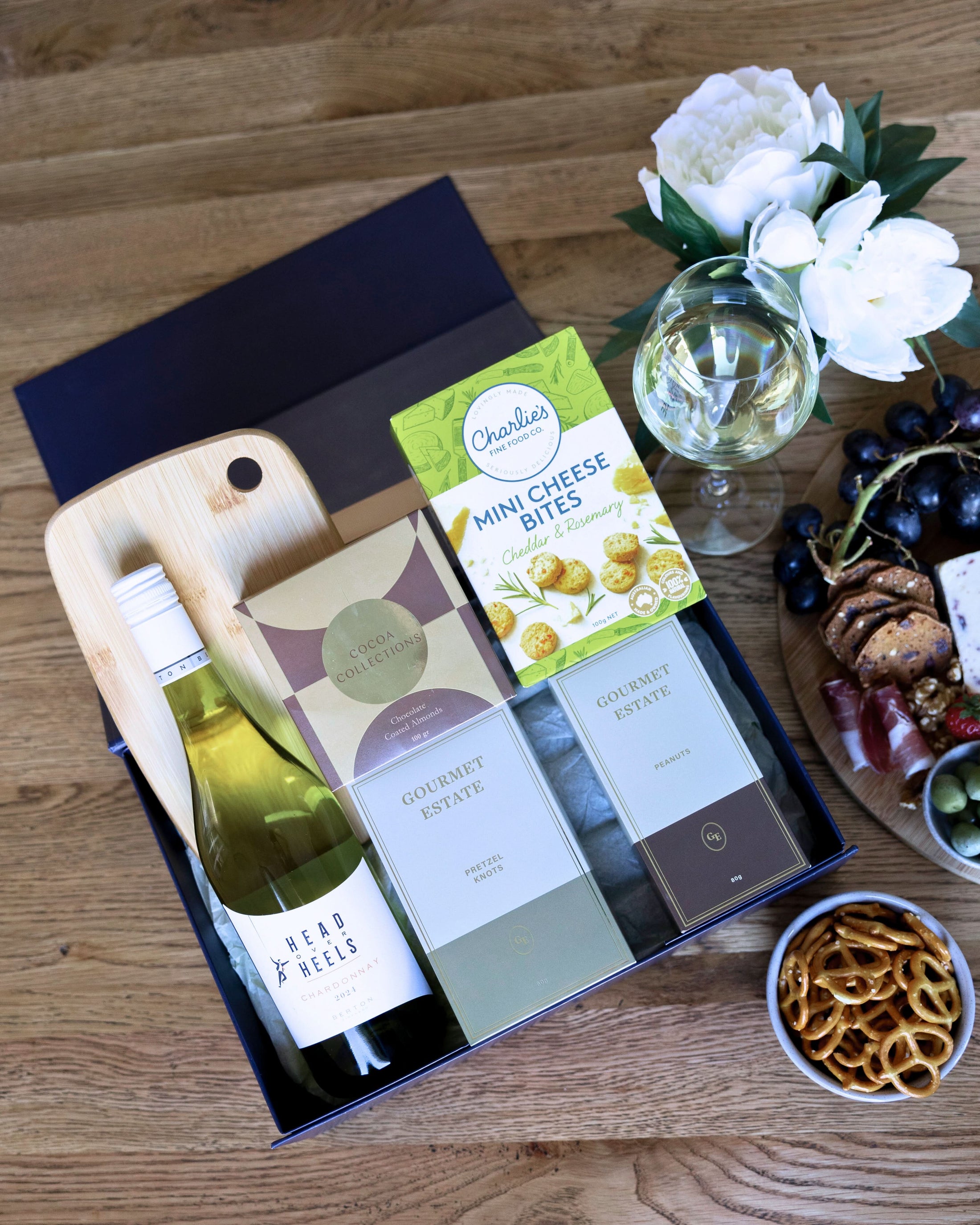 Cheeseboard and Nibbles Hamper